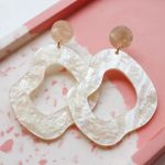 Statement oorbellen "Curves"- White Rose