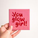Tegeltje "You glow girl" - roze