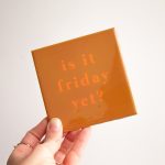 Tegeltje "Is it friday yet?"